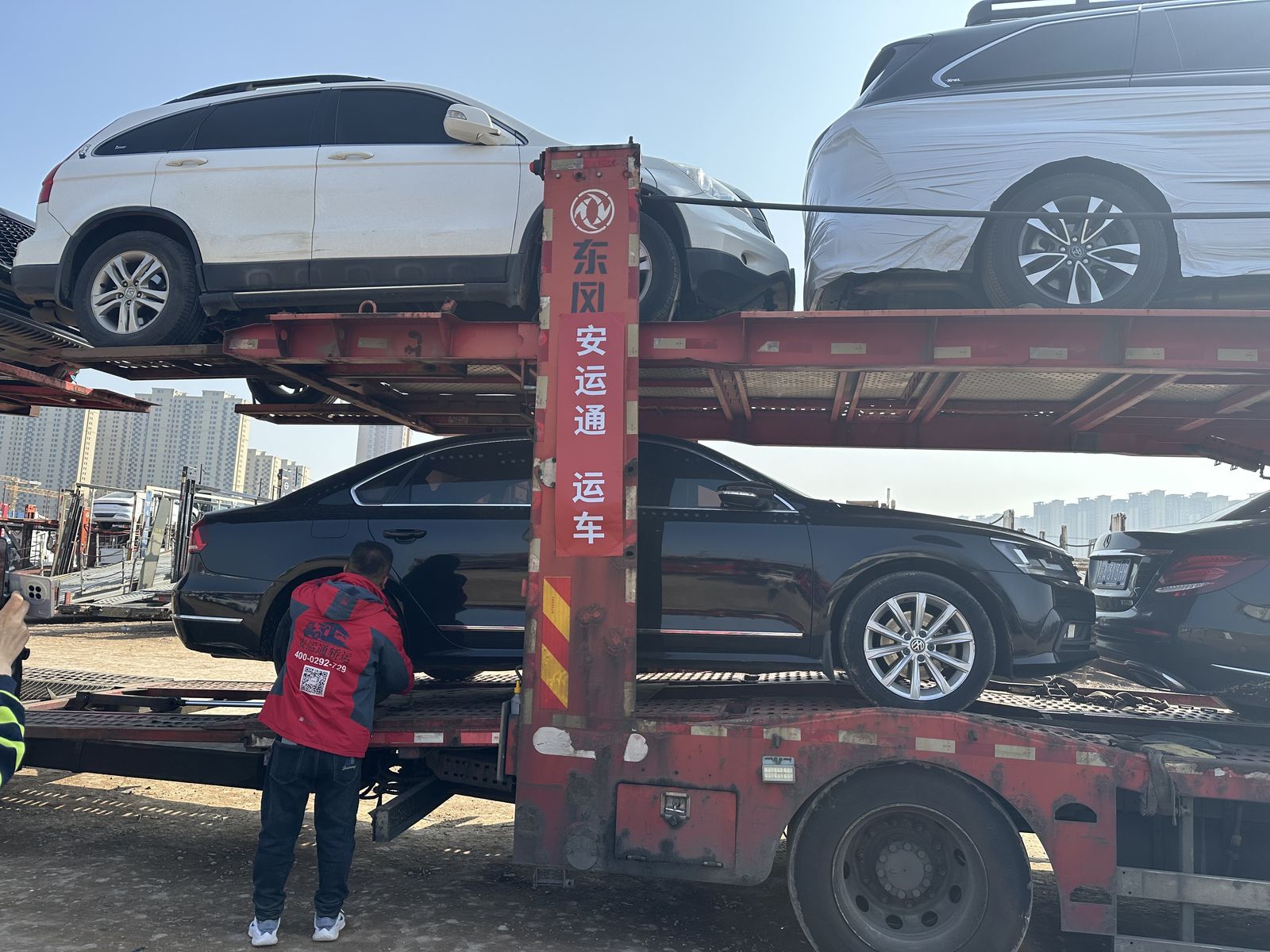 安运通运车双层板车发运，上下两层分载车辆